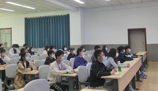 clip_image004.jpg 会议室里的人们 描述已自动生成